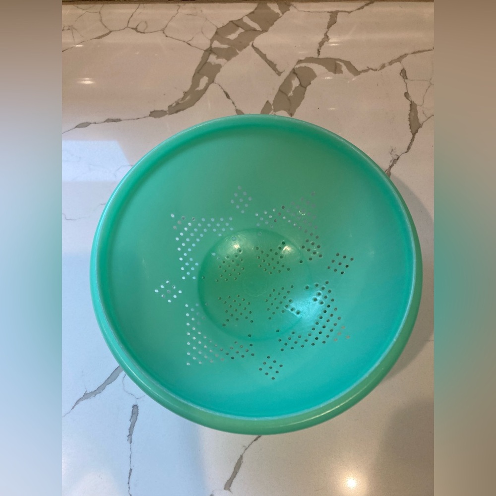 Tupperware footed colander strainer jadeite green plastic star-shaped drainage